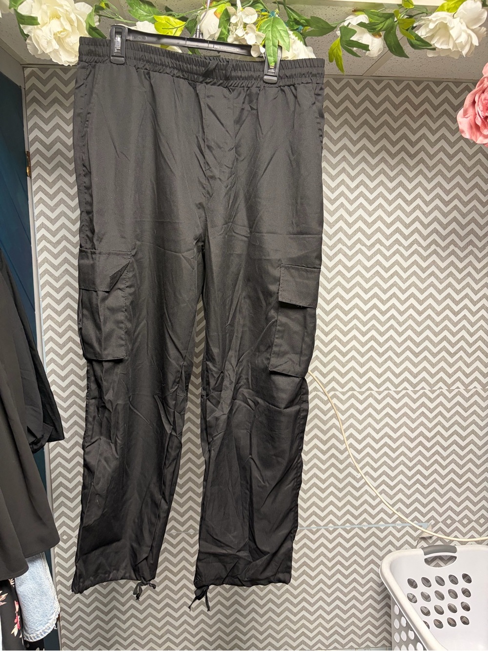 Lightweight Black Cargo Pants with Elastic Waist